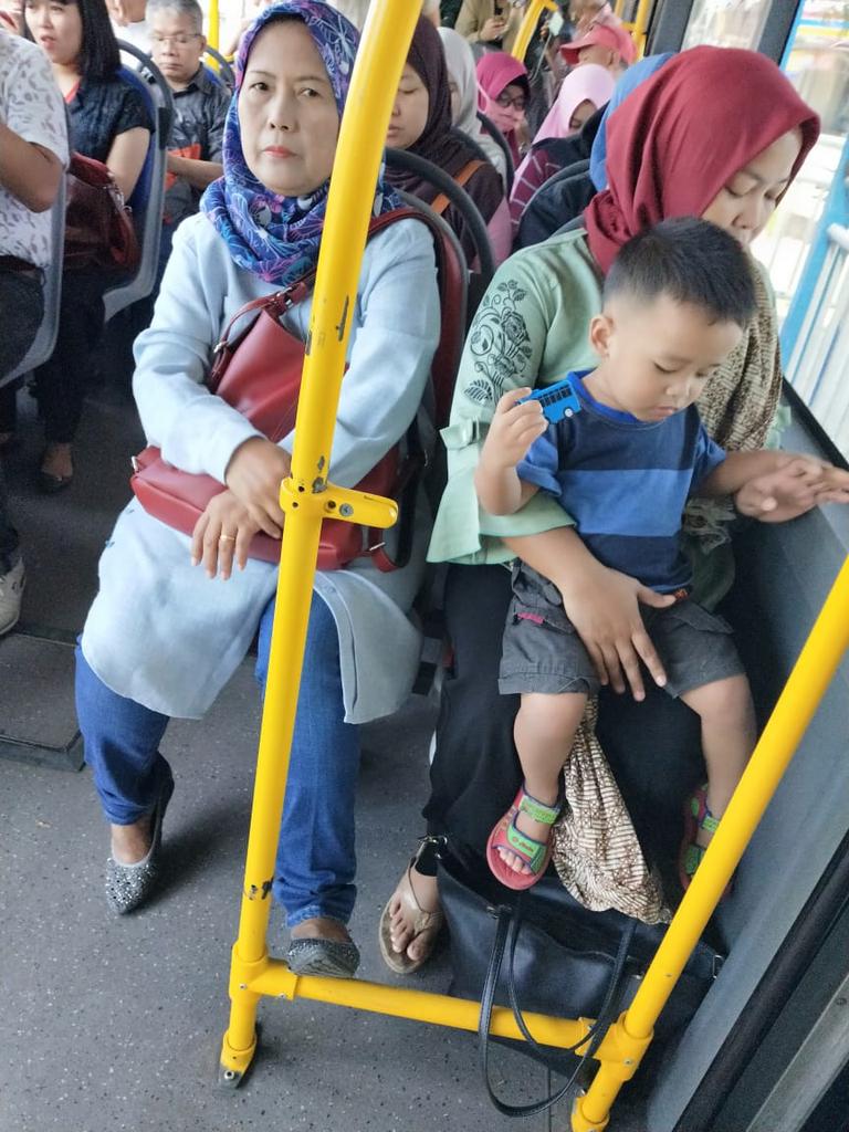 evidence_day's tweet photo. Nomer bus TJ 307 rute blok m kaca pembatasnya tidak ada, tolong di perhatikan, makasih @PT_TransJakarta https://t.co/c1JneVv8TU