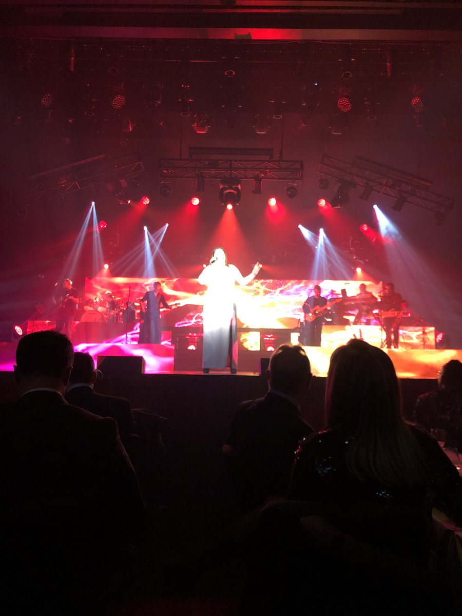 thetender1987's tweet photo. Bravo à la fondation neuro-trauma Marie Robert pour cette magnifique soirée !!!! + de 200 000 $$$ pour les traumatismes crâniens.
Bon spectacle au de #flashback80 https://t.co/q5Un9dCdUb