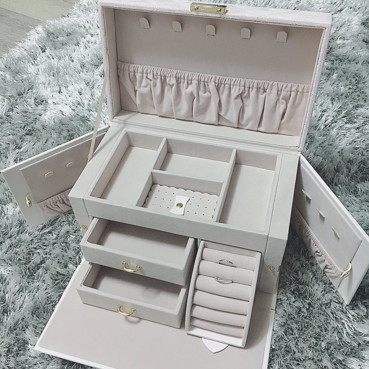 adik0615's tweet photo. 2年記念日でこんな可愛いジュエリーボックスくれた🎁💕 https://t.co/viRaPzUUpV