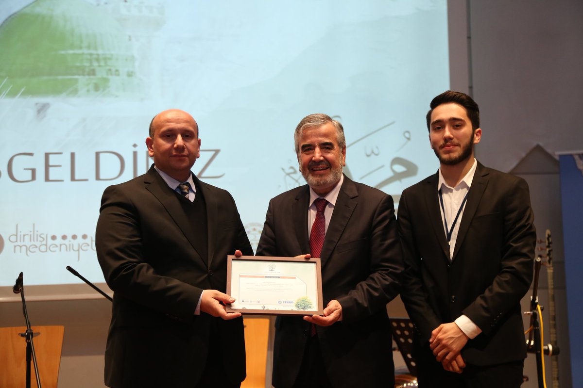 İTÜ'de gençlerimize 'Hz. Peygamber ve Gençlik' konulu bir konferans verdik. Peygamberimizin (SAV) 14 asır öncesinden günümüze ulaşan nuru sönmedi ve sönmeyecek. O, vahşet toplumundan merhamet ve şefkat sayesinde sevgi medeniyeti inşa etti.