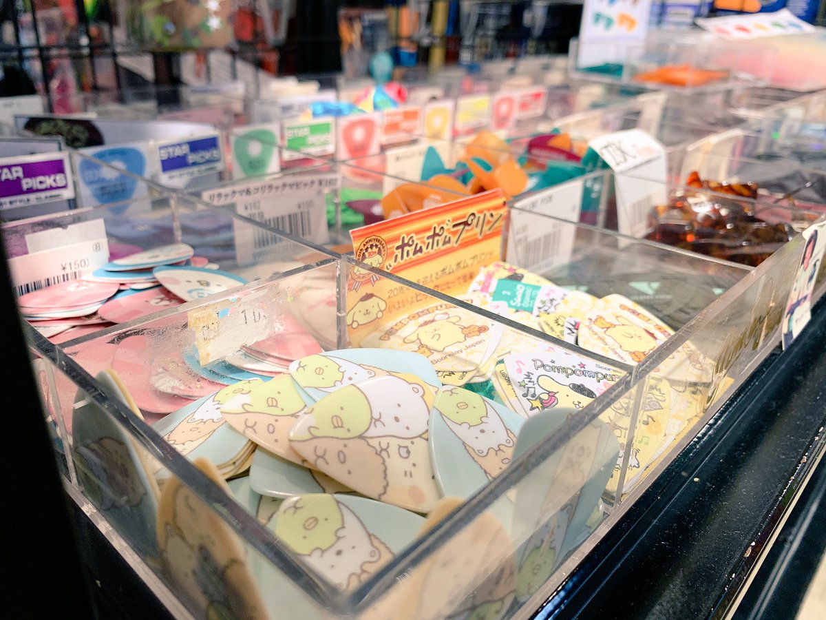 三木楽器梅田店 すみっコぐらしの可愛いピックが入荷しました 落ち着くとこがいいかなと思い ピックコーナーのすみっこの枠に入れてみました みなさま このかわいい子たちを探してあげてください すみっコぐらし ギターピック ここがおちつくん