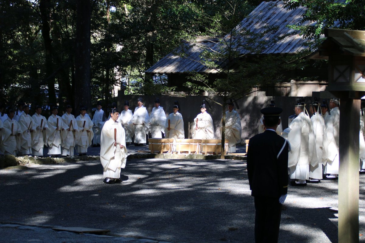 みやびや 内宮では 新嘗祭の神事 大御饌が執り行われる この場所で身を浄めて正宮へと向かう 橙色の装束を纏うのが神宮祭主 黒田清子様 言わずと知れた今上陛下第一皇女 黒田姓の所以たる夫は都庁職員の黒田慶樹氏 みやびや 内宮では 新嘗祭の神事 大御饌が執り行われる この場所で身を浄めて正宮へと向かう 橙色の装束を纏うのが神宮祭主 黒田清子様 言わずと知れた今上陛下第一皇女 黒田姓の所以たる夫は都庁職員の黒田慶樹氏