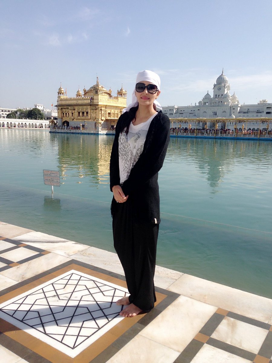 Pooja_Chopra_'s tweet photo. Before becoming a Muslim, a Hindu, a Sikh or a Christian let's all be humans first - Guru Nanakji teaches 🙏 #HappyGurupurab to all 🌸 https://t.co/TYpCYgley5