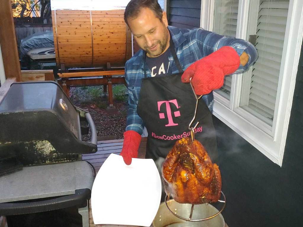 john_austin101's tweet photo. Trying to cook like the Boss! Gotta work on my Pam shuffle.... @JohnLegere @LizInMotion @JonFreier https://t.co/ZFK8ms5Pk5