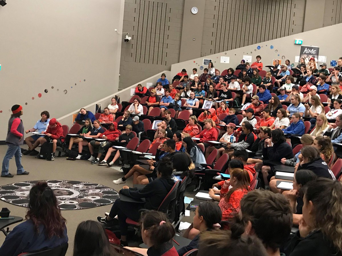 Today I joined @aimementoring @UOW to share with 250 local Illawarra kids frm yrs 7-12 the importance of caring for Country. Awesome to hear their commitments to increase sustainable behaviours. Some past GEOG123 student mentors, & prospective 2019 students, said 'Hi' Super!