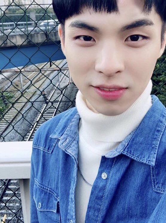 bhj989900's tweet photo. [TRANS] IG yg.treasurebox : การถ่ายภาพเซตที่ 2 เซลฟี่กับธรรมชาติ✨
คืนนี้ เวลา 4 ทุ่ม(KST) เราจะเจอกันอีกครั้งใน EP ที่ 2 

#YG_TREASUR_BOX #YG_TREASURE_GROUP_A #KIMJUNKYU #CHOIHYUNSUK #LEEBYOUNGGON https://t.co/GVjvDm5Ths