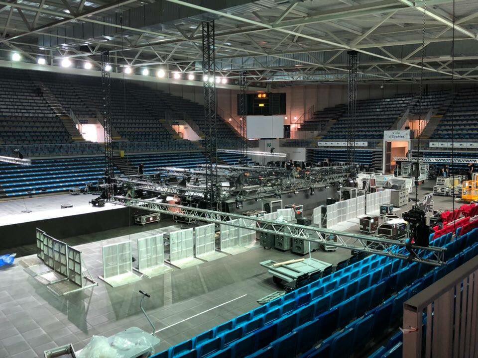 nicolaspavageau's tweet photo. #ContactEvents montage d’une scène centrale pour le #GrandLive #ContactFM ce soir à #Orchies @hautsdefrance @RadioContactFM @ContactFmPub #Arena https://t.co/CdYlSE9pC3