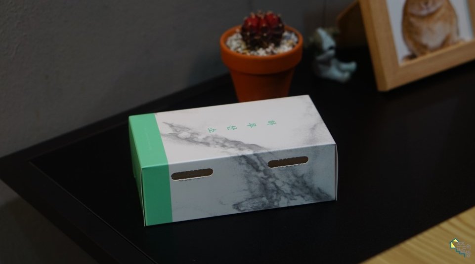 valueofday's tweet image. 난방기구나 창문 틈새에 찬 공기가 못들어오더라도
산소가 모자르면 힘들어 지는건 아닐까요. 
특히 산소농도가 18% 이하면 두통이 일어나고 맥박등이 이상이 생긴다고 합니다.
환기를 못하는 환경에 계실때는 그런 고충이 더 심해 질텐데 
하루산소로 내 집안 구석 구석 맑은 산소를 선물하세요.