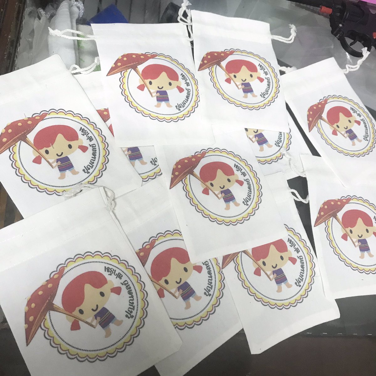 mompig_72's tweet photo. รับทำถุงผ้าดิบหูรูดพร้อมพิมพ์ลายซับลิเมชั่น งานสวยสมราคาเเน่นอนจ้า
⭐️ออกแบบลายโลโก้ตามที่ต้องการ ส่งมาได้เลยจ้า!⭐️ มี 3 ขนาด
4x6” โหลละ 180
5x7”  โหลละ 220
7x9”   โหลละ 260 
ราคานี้รวมค่าพิมพ์เเล้วนะจ้า(12ใบ)
สนใจ Dm หรือ Line: kyu_zizi https://t.co/DrsbAvqszI