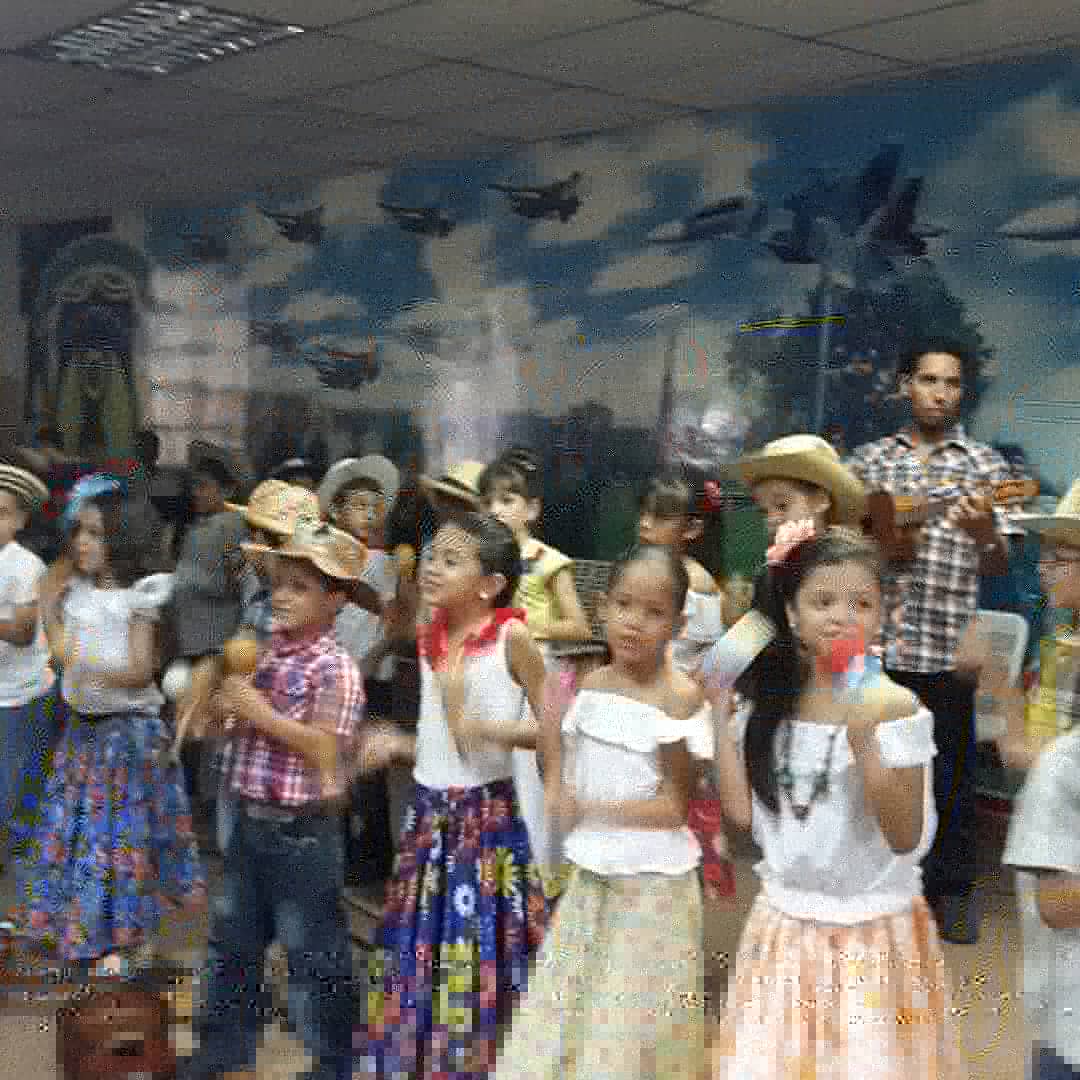 Participación de nuestros niños de III nivel de Kinder Musical en él 49 Aniversario de la Escuela.