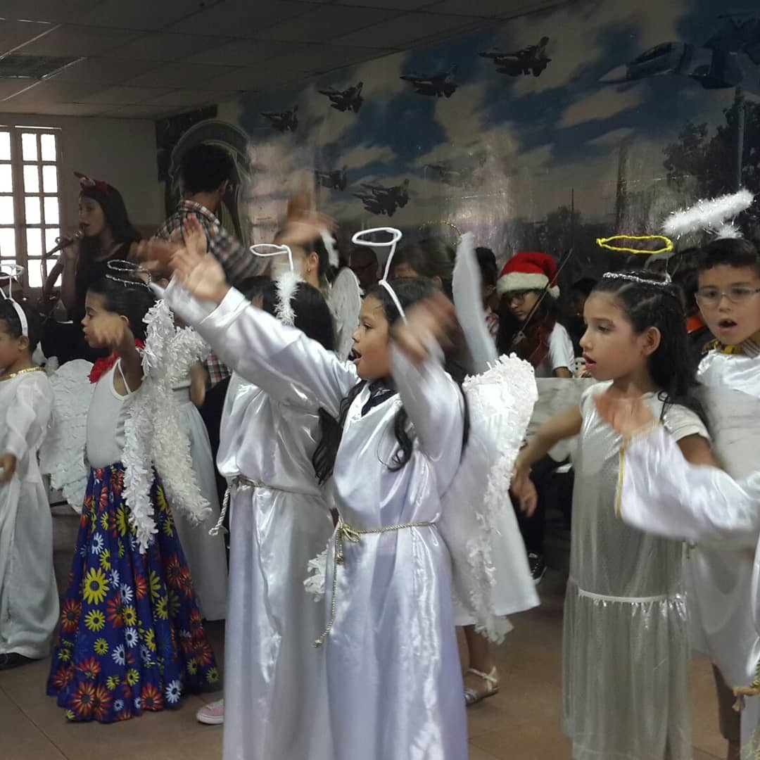 Nuestros niños de III nivel de Kinder Musical en la celebración de la navidad y aniversario de la escuela.