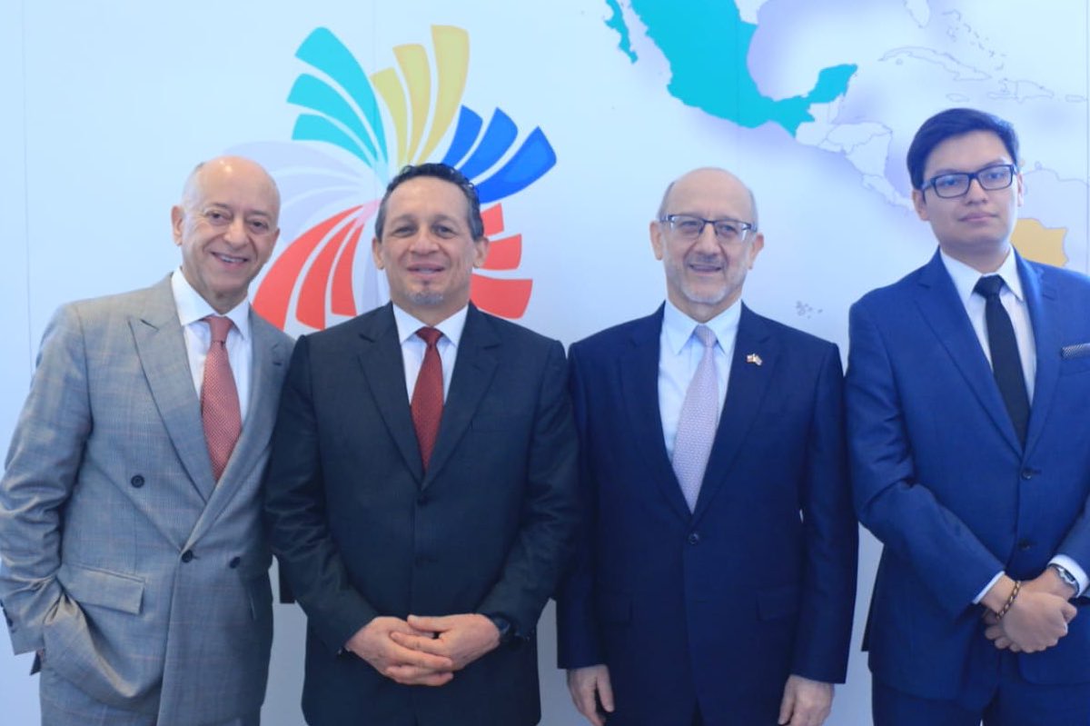 A unos días de terminar mi gestión como Embajador de México en Tailandia, celebramos con éxito el Primer Seminario de la <a href="/A_delPacifico/">Alianza del Pacífico</a> en Bangkok, con el apoyo de las cuatro embajadas y los representantes de <a href="/ProMexico/">ProMexico</a> <a href="/ProChile/">ProChile</a> ProColombia y ProPerú