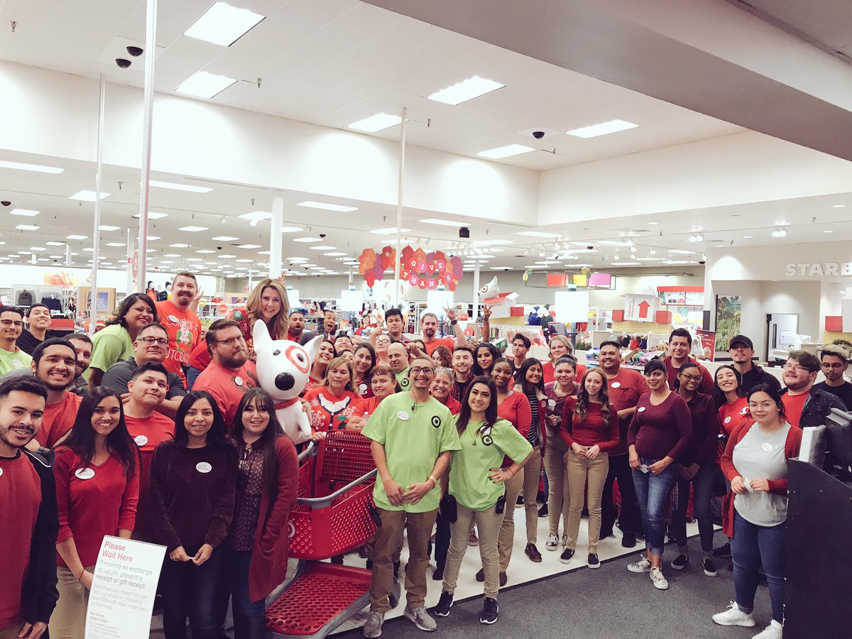 erikacalahan's tweet photo. Beautiful new store, Christmas music, and this team! Look at those smiles! #T614 team is ready to dominate this Black Friday weekend! @salamlazkani @garadasimmons @Cast11Emy https://t.co/GS2xYrRtfJ