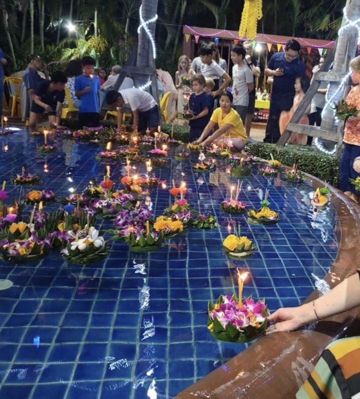 AnAsiaticVamp's tweet photo. While Americans arecelebrating Thanksgiving, my family in Thailand were celebrating Loi Krathong. We use the decorated floating basket as an offering to the water goddess, Ganga. Read more about my favorite Thai festival here >> https://t.co/b8ChbXDlzt #asiantwitter #proasian https://t.co/3IAXxN9p5a