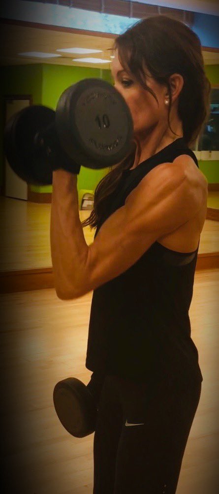 Upper body day with @PLTransformations weight training plan.   Been light for 8 weeks but next week we’re building and going back heavy!!!  Can’t wait, bring it on!!💪🏻🏋️‍♂️ #girlscanopenjamhars #lovelifting #fitbitch #bicepday #workout