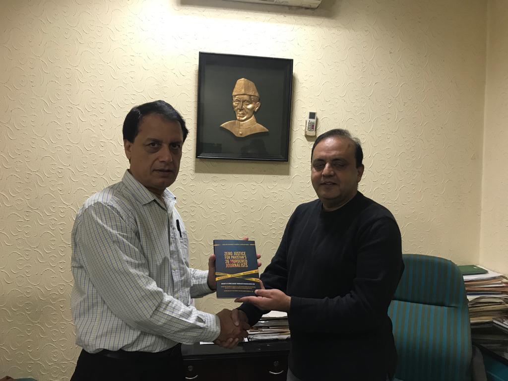 pressfreedompk's tweet photo. @khattak63 presents @pressfreedompk report on #journalists #Impunity to #AzamChaudhry, president of #LahorePresClub.
#EndImpunity
#TruthNeverDies
#Pakistan
#PressFreedom https://t.co/BJDum3bV27