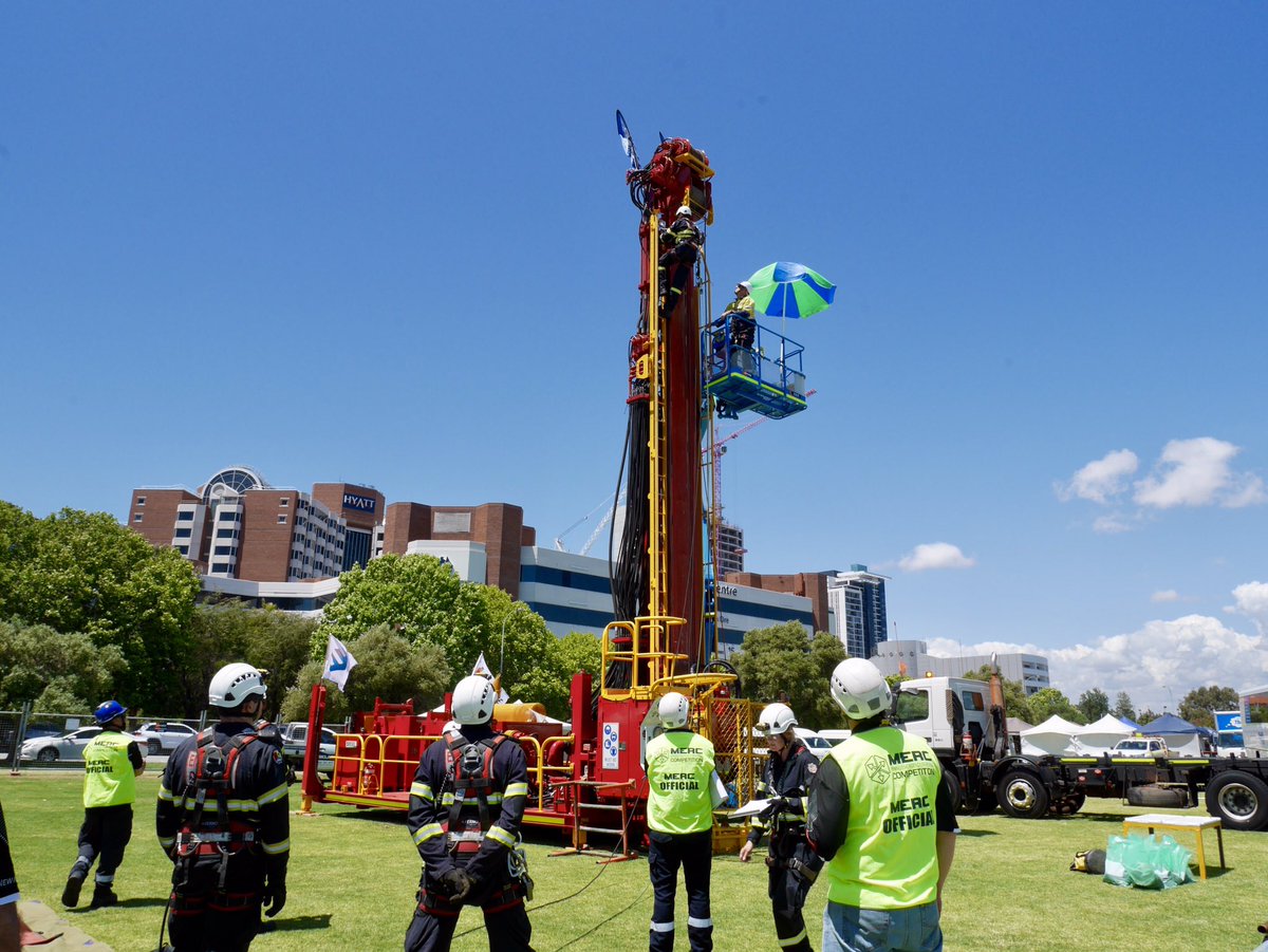 ausgoldindustry's tweet photo. AngloGold Ashanti Australia’s Tropicana #EmergencyResponse Team tackle the Vertical Rescue @MERCinPerth! See @ausgoldindustry member teams in action this weekend at Langley Park #mercinperth #merc2018 #ert #goldmining #gold https://t.co/BwNC4lSXNU