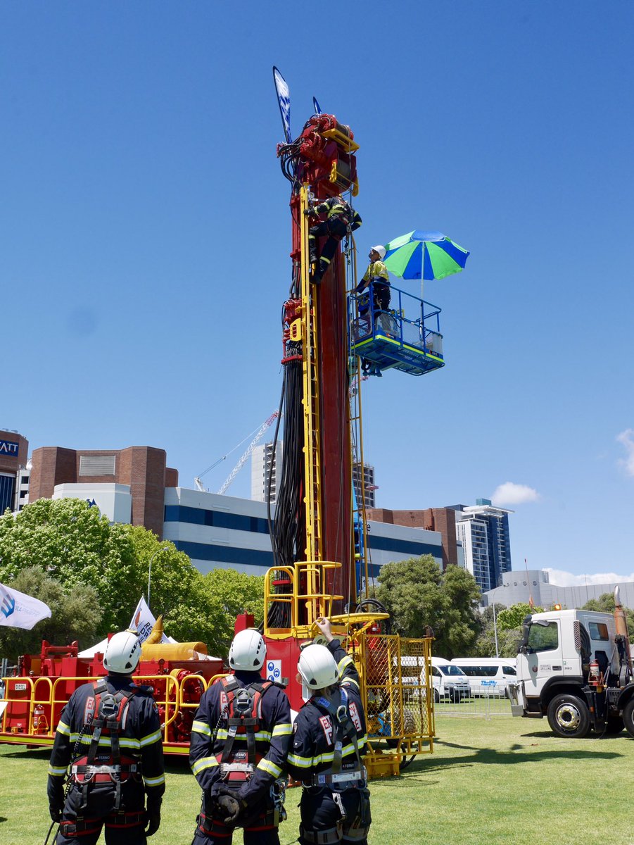 ausgoldindustry's tweet photo. AngloGold Ashanti Australia’s Tropicana #EmergencyResponse Team tackle the Vertical Rescue @MERCinPerth! See @ausgoldindustry member teams in action this weekend at Langley Park #mercinperth #merc2018 #ert #goldmining #gold https://t.co/BwNC4lSXNU