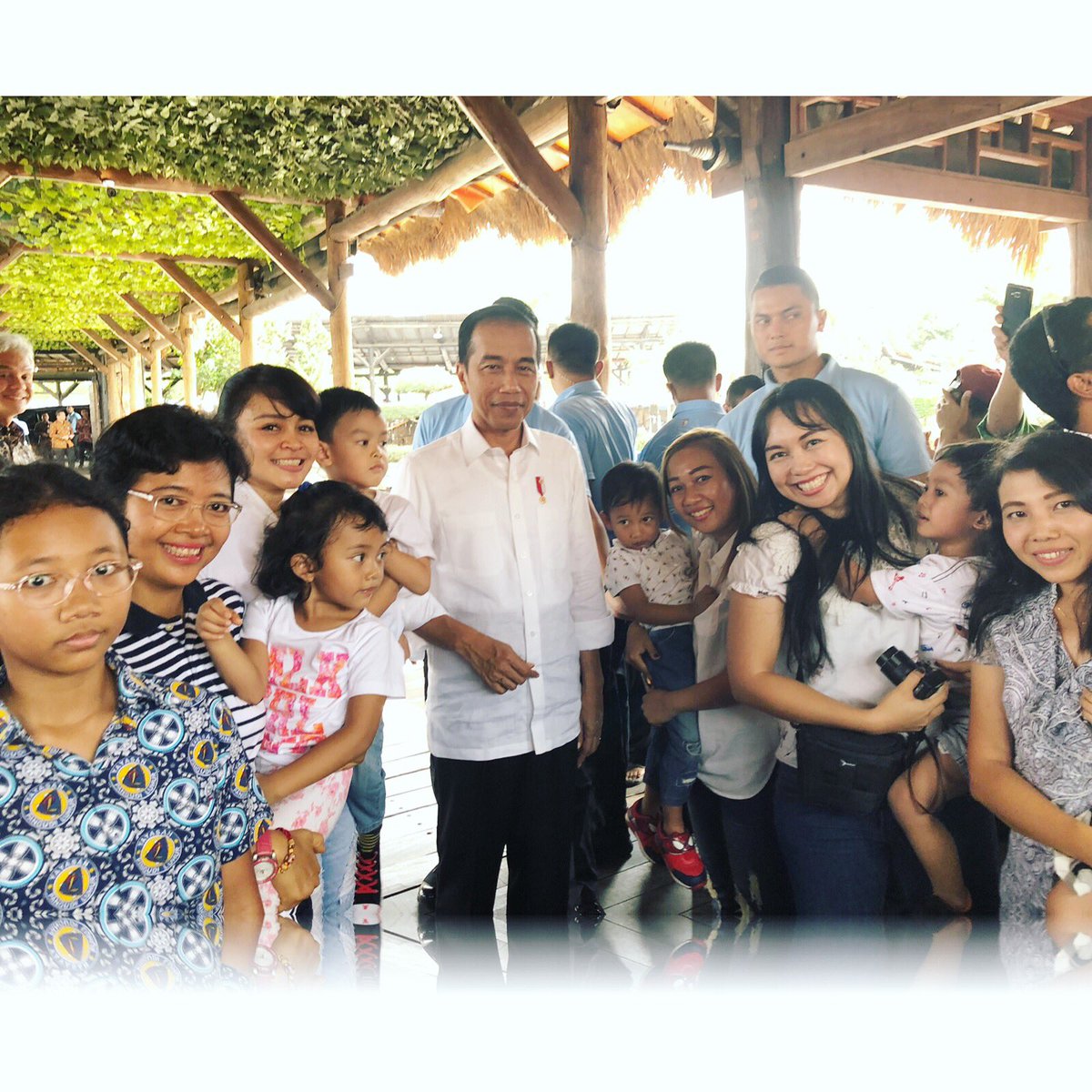nHee_Ast's tweet photo. Maturnuwun bapak @jokowi sdh diperbolehkan foto bersama.. 🙏🏻😍🙏🏻
Mas @kaesangp kami menunggumu di semarang.. 😎😝
#latepost #susahmoveon #jokowilagi https://t.co/B4fvLGiBRS