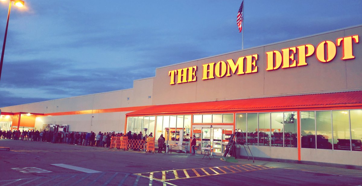Maranda0808's tweet photo. #BlackFriday #HomeDepot @Dothan_Alabama @SASM0808 @rfriedlieb @williemgriffjr @THDChrisH @TimSirdevanHD @KelliTawney look at this long line of #wonderfulcustomers waiting for some #sickdeals https://t.co/B8giLTL0sX