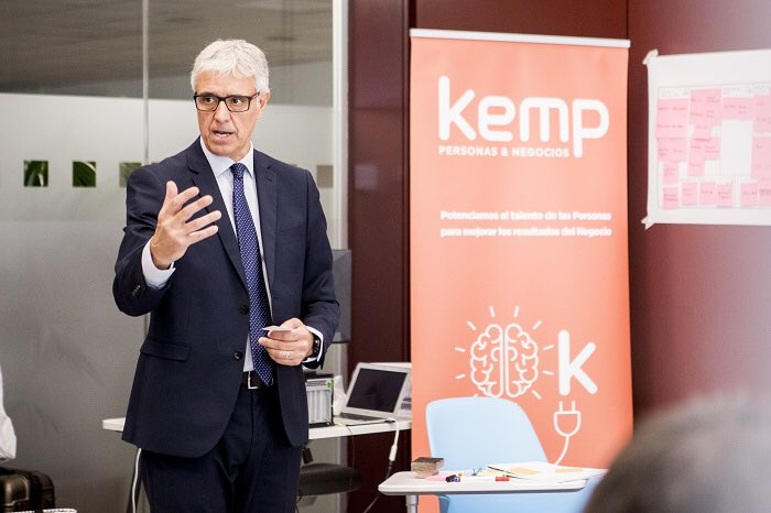 Kemp_es's tweet photo. Design Thinking: Desestructurados pero lógicos . Osados pero sensatos. Creativos pero realistas. Pensamiento de Diseño en CECABANK, impartido por Francesc Mas, @masfrancesc Director de Proyectos de KEMP Personas &amp; Negocios. https://t.co/evKkn2MQEv