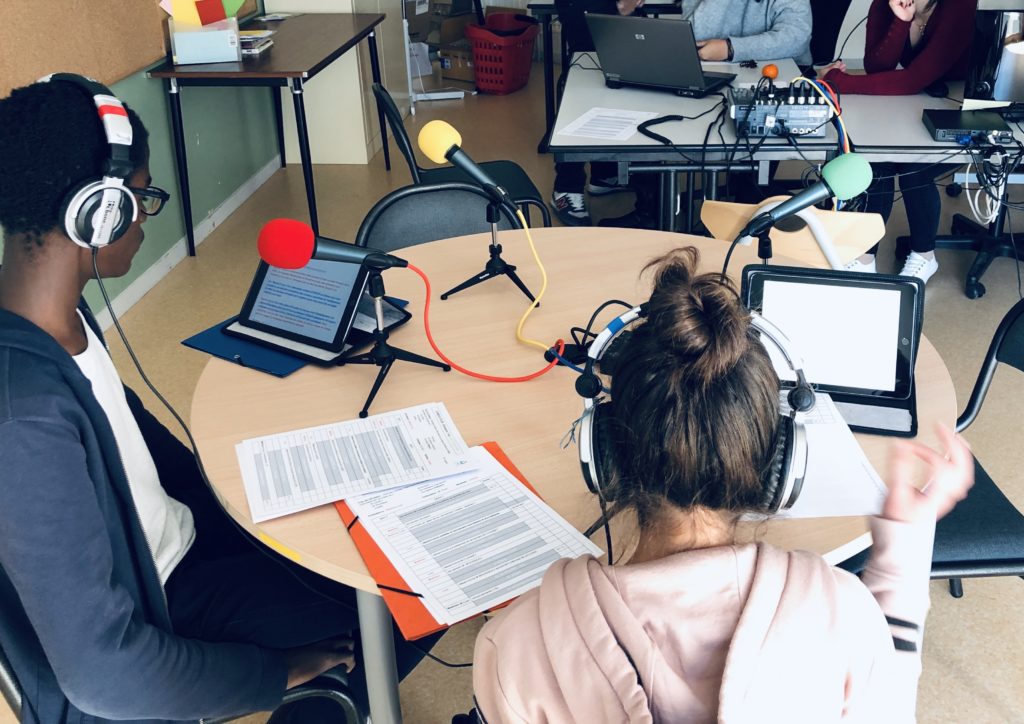 CDIRonsard's tweet photo. 🎙 #RWR Saison 2. Nouvelle émission spéciale interviews : équipe de direction, assistants d’éducation, enseignants et Juliette, juste arrivée pour la #webradio et le numérique ! Écoutez-les se présenter et parler de leurs missions au @ronsard86 ➡️ https://t.co/DSZAVz6aj4 https://t.co/7U5o8pSKgH