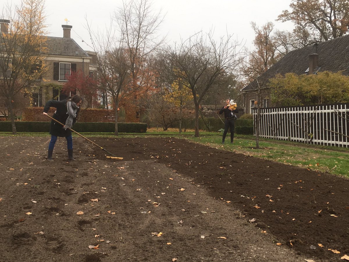 TuinbaasMaarten's tweet image. In de #boomgaard  op landgoed #Velhorst een bloemenmegsel @cruydthoeck gezaaid mede mogelijk gemaakt door donatie van #KnowledgeforNature waar voor dank. Op naar een bloeiend resultaat volgend jaar.