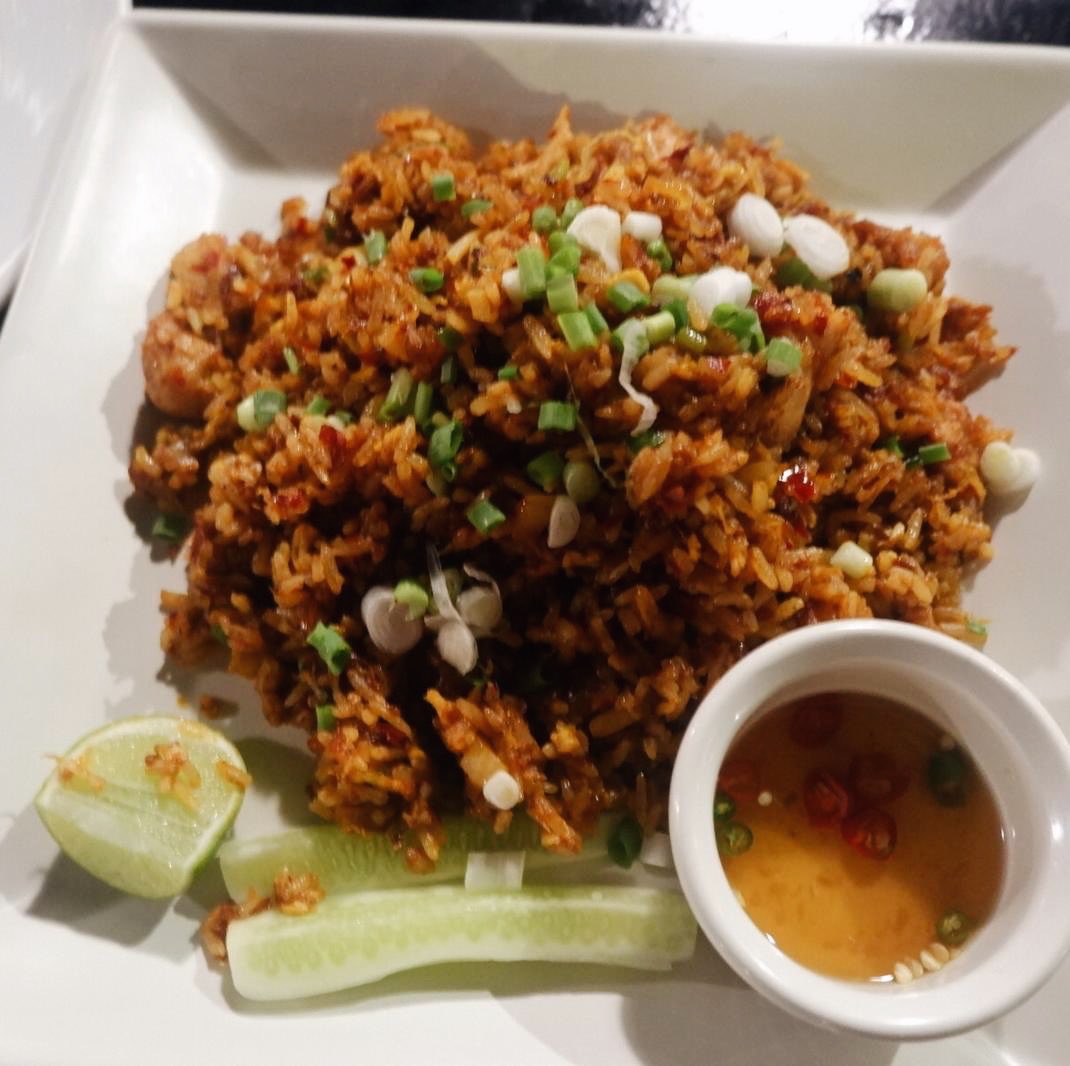 aroipa's tweet image. ปลากระพงราดพริก ลาบแซลม่อนรมควัน ฉู่ฉี่กุ้งสด คะน้าฮ่องกงผัดน้ำมันหอย ข้างผัดพริกเผาไก่ ทั้งหมดนี้อร่อยทุกอย่าง! อาหารถูกปากมากๆ ร้านก็ใหญ่สุดๆเดินวนไปวนมาอาจจะหลงได้5555 มีมุมถ่ายรูปเยอะมาก เหมาะกับมากินกับครอบครัวหรือเลี้ยงฉลอง บรรยากาศดีจริงๆ
.
📍Chocolateville
@aroii #aroipa