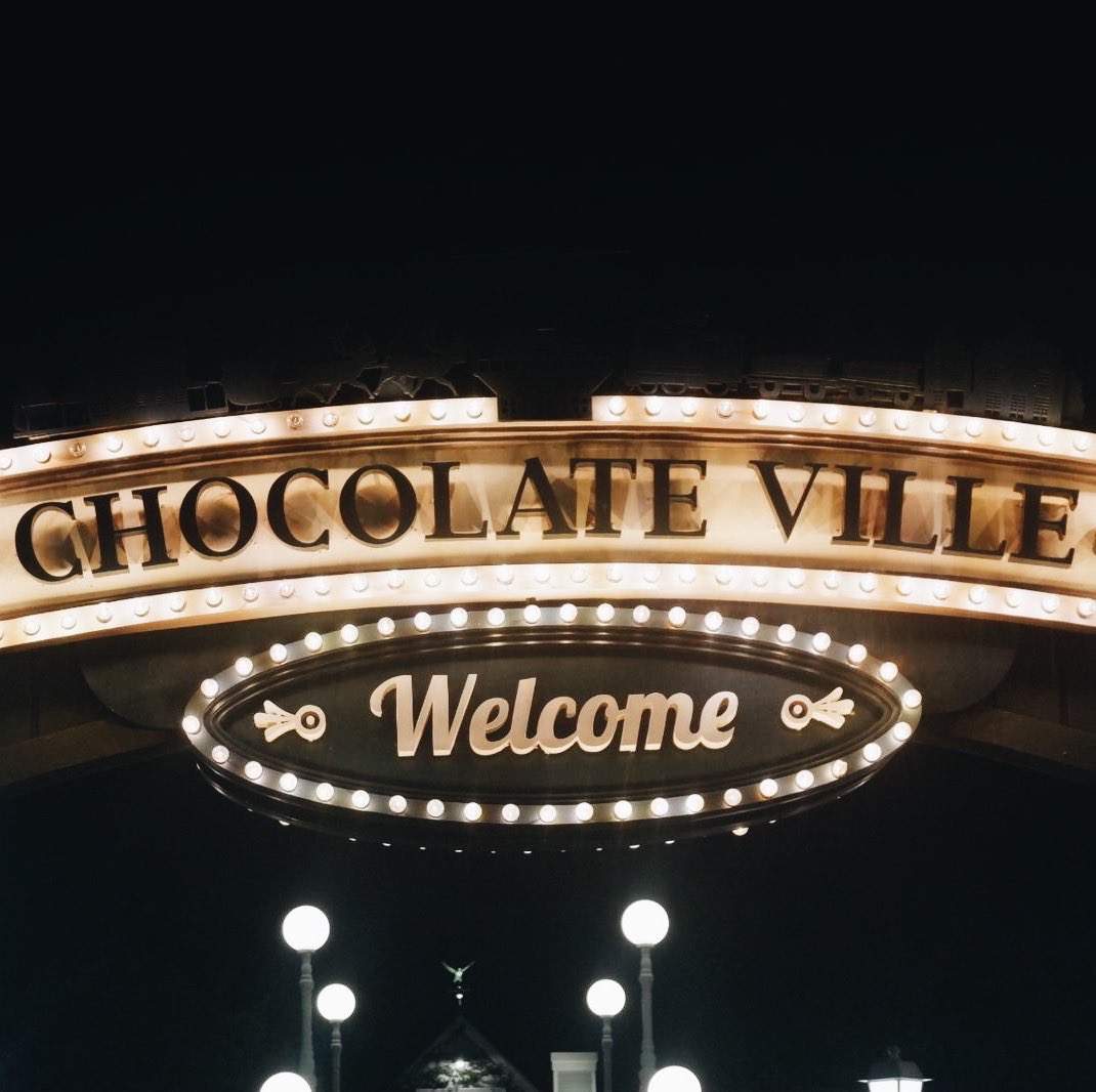 aroipa's tweet image. ปลากระพงราดพริก ลาบแซลม่อนรมควัน ฉู่ฉี่กุ้งสด คะน้าฮ่องกงผัดน้ำมันหอย ข้างผัดพริกเผาไก่ ทั้งหมดนี้อร่อยทุกอย่าง! อาหารถูกปากมากๆ ร้านก็ใหญ่สุดๆเดินวนไปวนมาอาจจะหลงได้5555 มีมุมถ่ายรูปเยอะมาก เหมาะกับมากินกับครอบครัวหรือเลี้ยงฉลอง บรรยากาศดีจริงๆ
.
📍Chocolateville
@aroii #aroipa