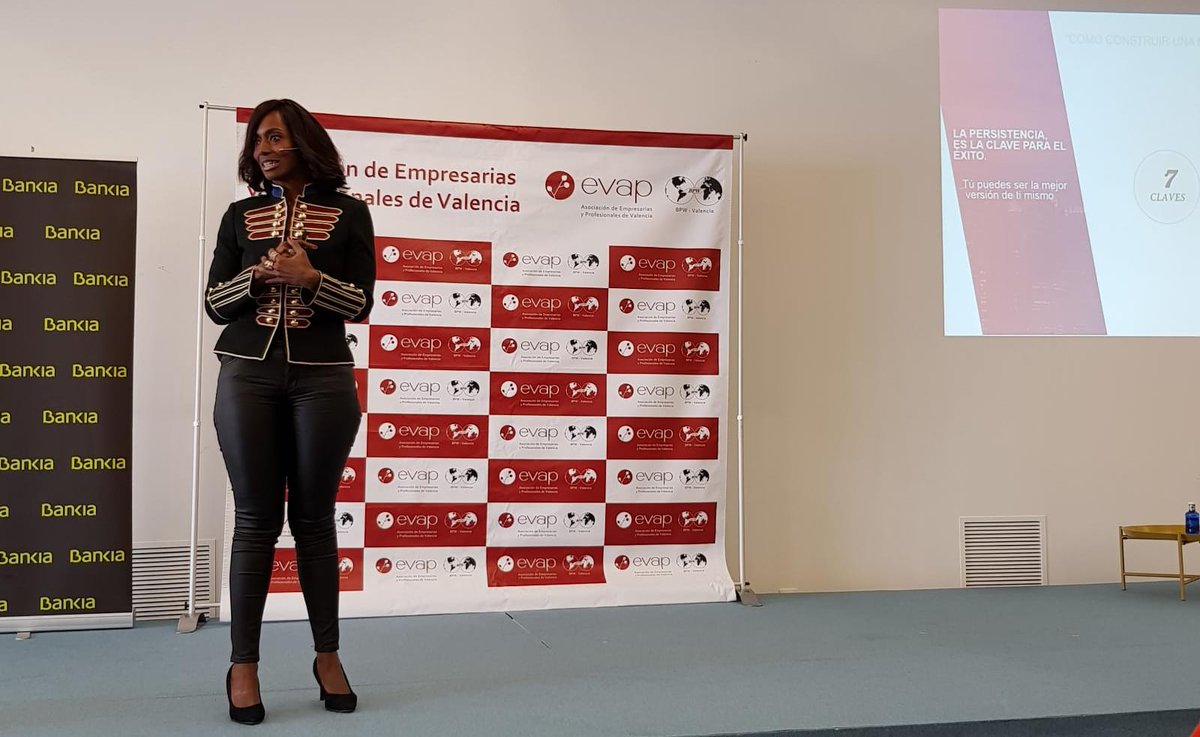 quart_24's tweet photo. @quart_24 en la ponencia de  @BisilaBokoko en @Inn_Somnia  en la jornada de @evap_bpw 
Lo importante de hacer cosas que te enamoren y hacerlas  con pasión  .Marca personal https://t.co/QEdf3inIdZ