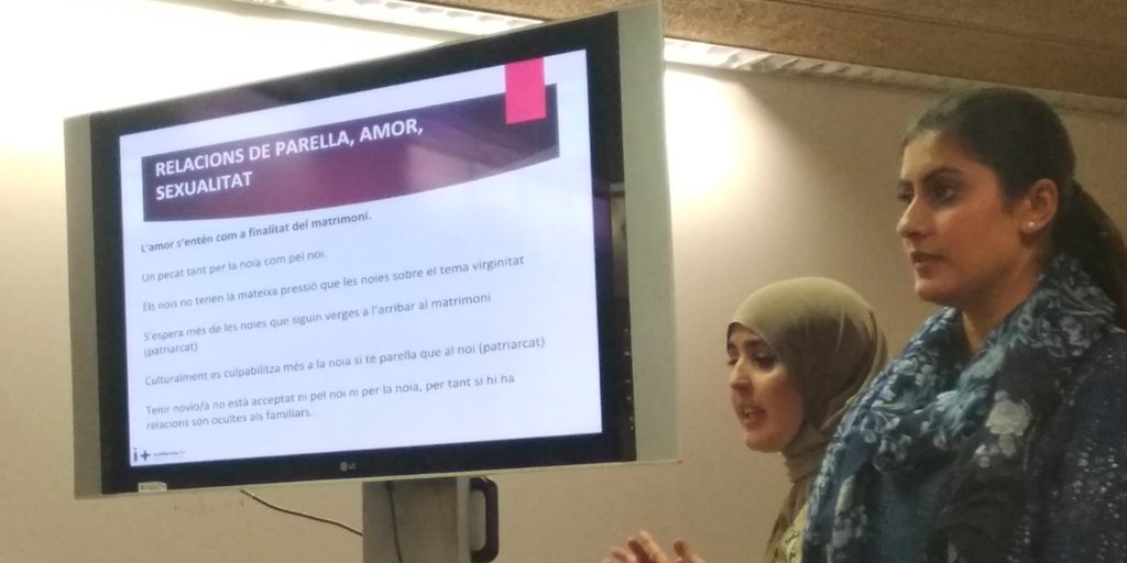 joventutcat's tweet photo. Avui comencem el curs d’#islamofòbia de #gènere amb @WafaaMoussRahh i Komal Naz d'@estudisafricans i el @Collectiu_imes. El proper divendres 30 continuarem amb la 2a sessió. Desnaturalitzem la mirada essencialista cap a joves musulmanes #interculturalitat https://t.co/8o8qRGLDU9