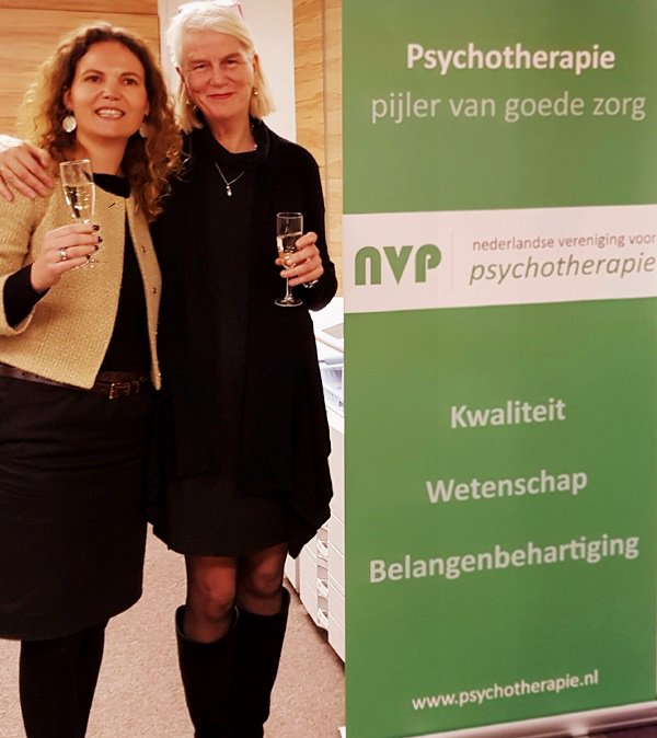 'Als voorzitter ga ik me ervoor inzetten dat kwalitatief goede #psychotherapie beschikbaar is en blijft voor mensen die dat hard nodig hebben!' @KirstenHauber neemt het stokje over van Nel Draijer.  #beroepsvereniging #persoonlijkheidsproblematiek
bit.ly/2ApRLWr
