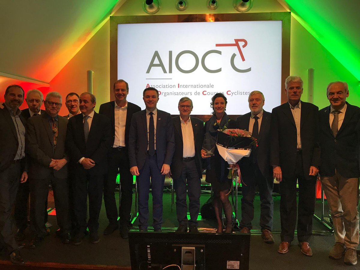 AIOCCycl's tweet photo. L’heure des récompenses 
Christian Prudhomme président #AIOCC remet les trophées 2017 à @marianne_vos et @rcssport pour le 100e @giroditalia @MauroVegni 
Félicitations 🎉 
#cyclisme #cycling #uci #Amsterdam @DLappartient @UCI_cycling https://t.co/bIdOioJ9uX