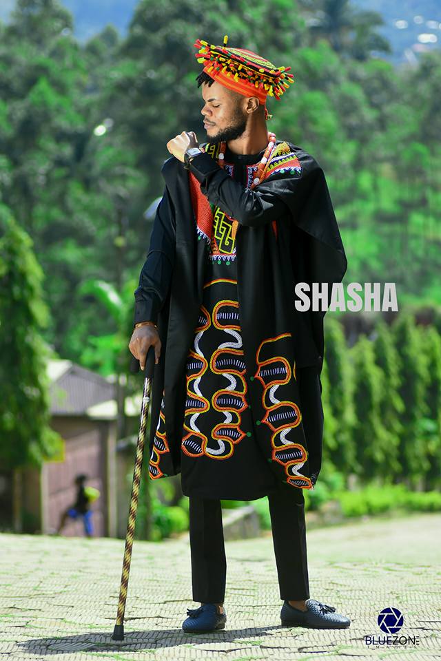 erwin_ayota's tweet photo. Now you know what to say when the red carpet host asks what you're wearing. #ShaShaDesigns

#Cameroon based #fashion designer #ShaSha storms the web with jaw-dropping #agbada wears.

#Africa 
#Trending 
#SomethingNew 
#Atoghu
#Grassfield https://t.co/xysrmnr6hI