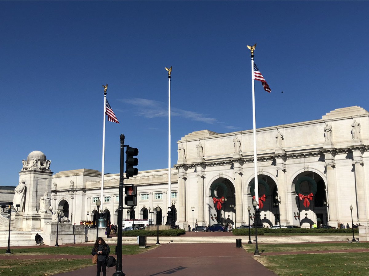 CHSBRinDC's tweet photo. Wednesday morning saw a trip to the US Capitol & the Library of Congress, a walk by the US Supreme Court, and lunch at Union Station. #FullMorning #BearsInDC https://t.co/cMqmap6SFz