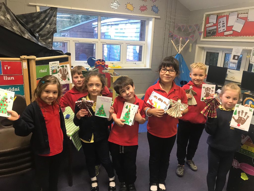 YsgPenrhynCoch's tweet photo. Clwb yr Urdd y Cyfnod sylfaen Diolch i Carys a Lynwen am sesiwn o grefft y Nadolig #misifynd https://t.co/SB2GZadV4a