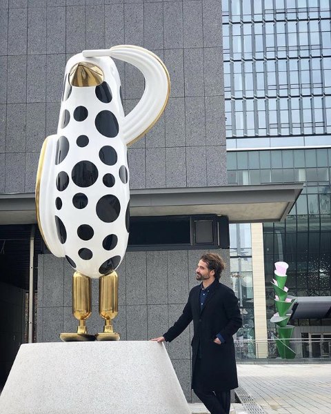 MadridDesignF's tweet photo. Desde #MadridDesignFestival queremos darle la enhorabuena a #JaimeHayon, uno de los protagonistas de la pasada edición, por su primera escultura pública de acero en Seúl, Corea! 👏 #HopeBird
Foto vía instagram Jaime Hayon https://t.co/7Uqgq8FUMm