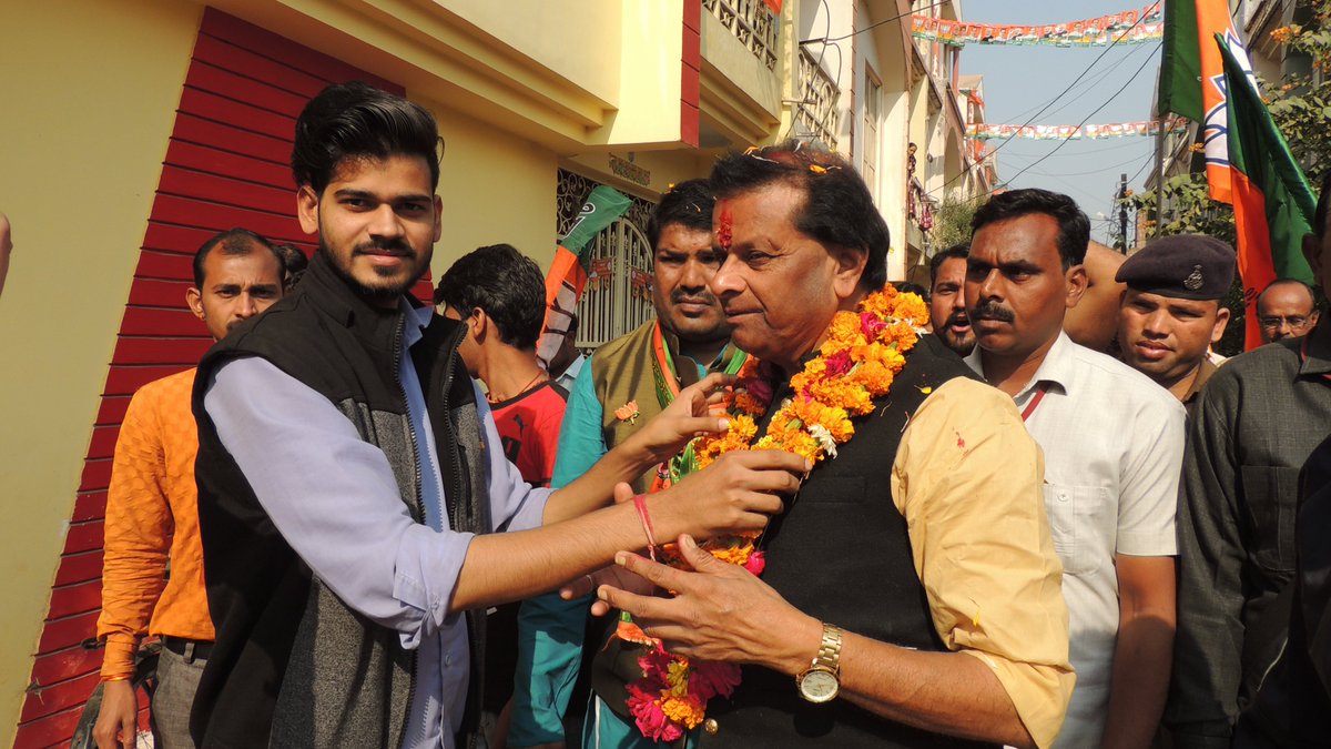 श्री जयभान सिंह पवैया जी ने वार्ड क्रमांक 17 में कांच मील बड़ा गेट  में जनसंपर्क किया इस दौरान वहां निवासियों ने जयभान सिंह पवैया जी का भव्य स्वागत किया तथा श्री जयभान सिंह पवैया जी ने लोगों से विनम्र आग्रह किया