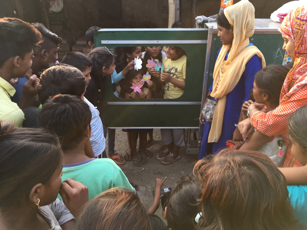 joke_verreth's tweet image. The brand new activity the team of #EkTara came up with during the workshop on creativity is clearly a crowd-pleaser! Wonderful @mobileschool session at Darapara in Kolkata, India.