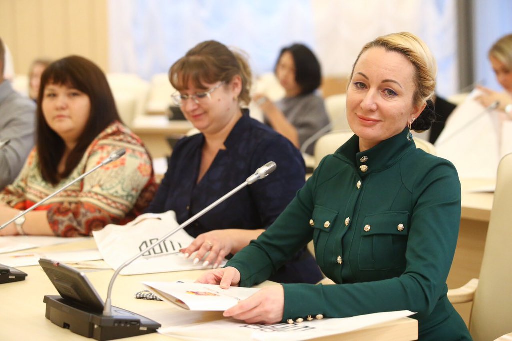 Сегодня вручил подмосковным медработникам свидетельства на получение жилья по программе «Социальная ипотека». Сертификаты получили еще 36 человек. А всего с начала действия программы и до конца этого года такую поддержку мы окажем почти 800 сотрудникам сферы здравоохранения МО!
