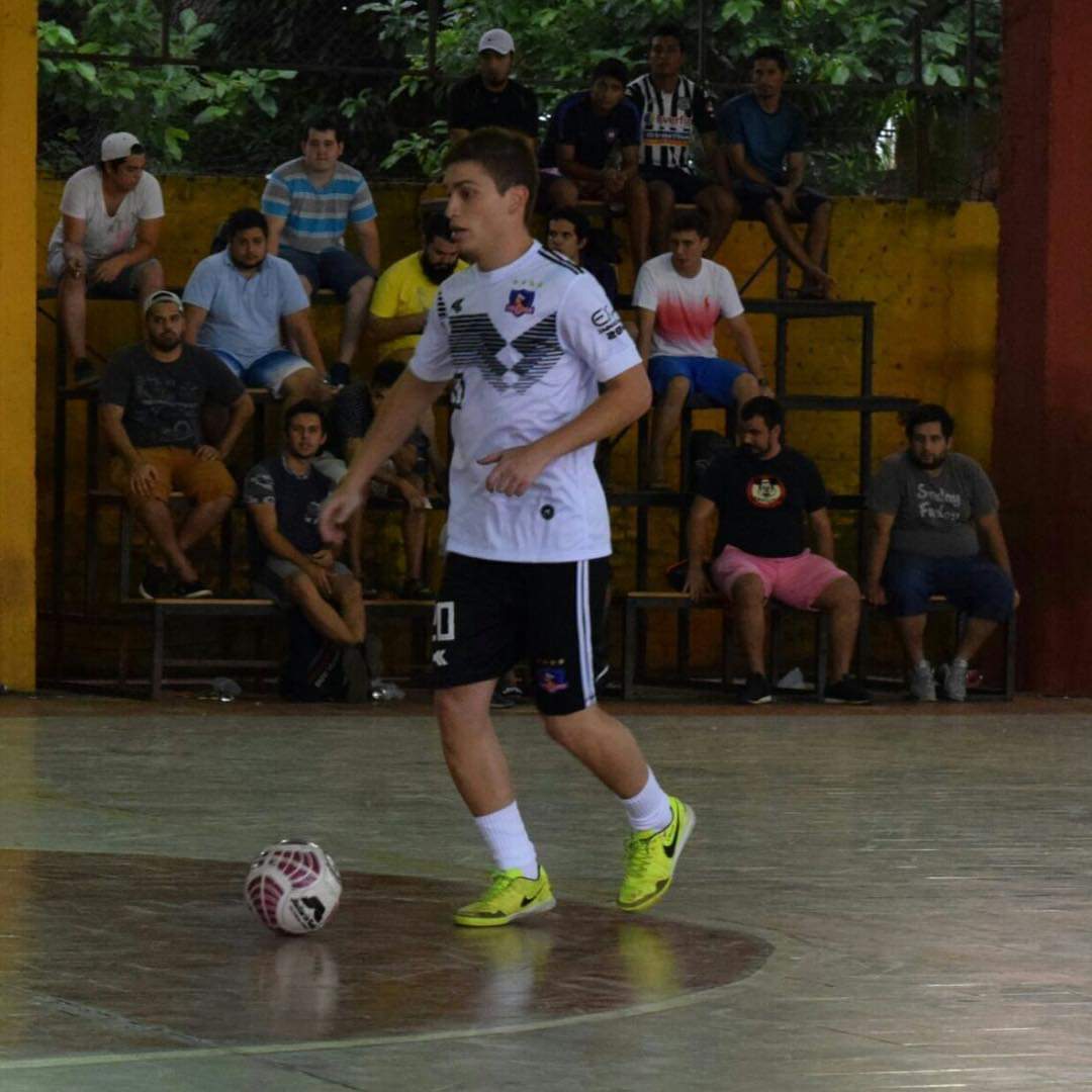 ColoColo2004's tweet photo. El día de mañana nuestro jugador @santimazza_16 se opera de los ligamentos cruzados de una de sus rodillas... Le deseamos éxitos, mucha fuerza y una pronta recuperación! 💪💪💪 #crack #VamosCacique⭐⭐⭐⭐ https://t.co/lJQSLUEQts