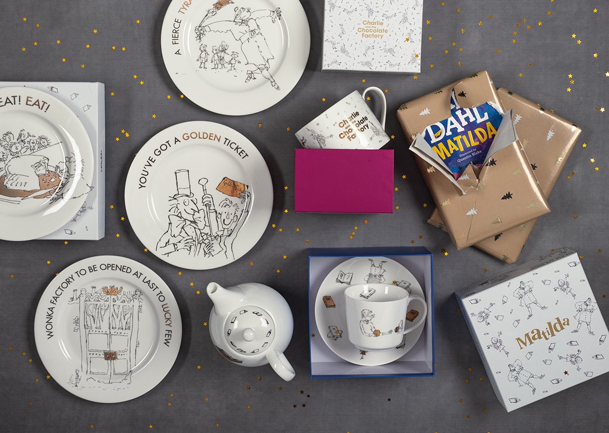 creativetops's tweet image. Embrace the sensation of winning a golden ticket with these stunning @roald_dahl fine china Matilda and Charlie and the Chocolate Factory collections, flecked with real gold.

Each collectable is presented in a premium gift box: creative-tops.com/brands/roald_d…