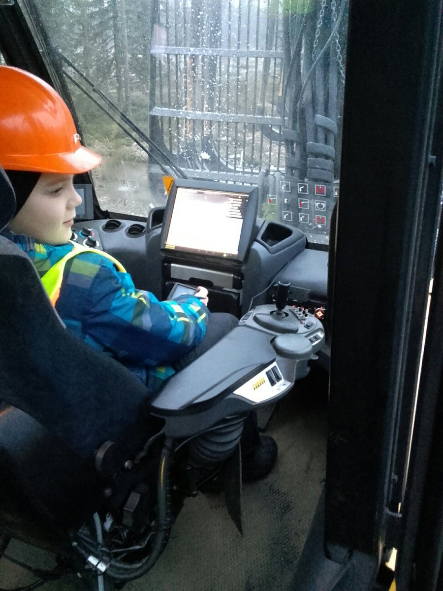 osaotweet's tweet photo. Välillä on hyvä itsekin katsoa työelämää lapsen silmin. Meille tuli tänä aamuna yli 90 lasta vanhemman mukana töihin. Myös opiskelijat pääsivät osallistumaan päivän järjestämiseen. #osekk #oulu #koillismaa #muhos #kempele #liminka #lapsimukaantöihinpäivä https://t.co/fEJYBZouul