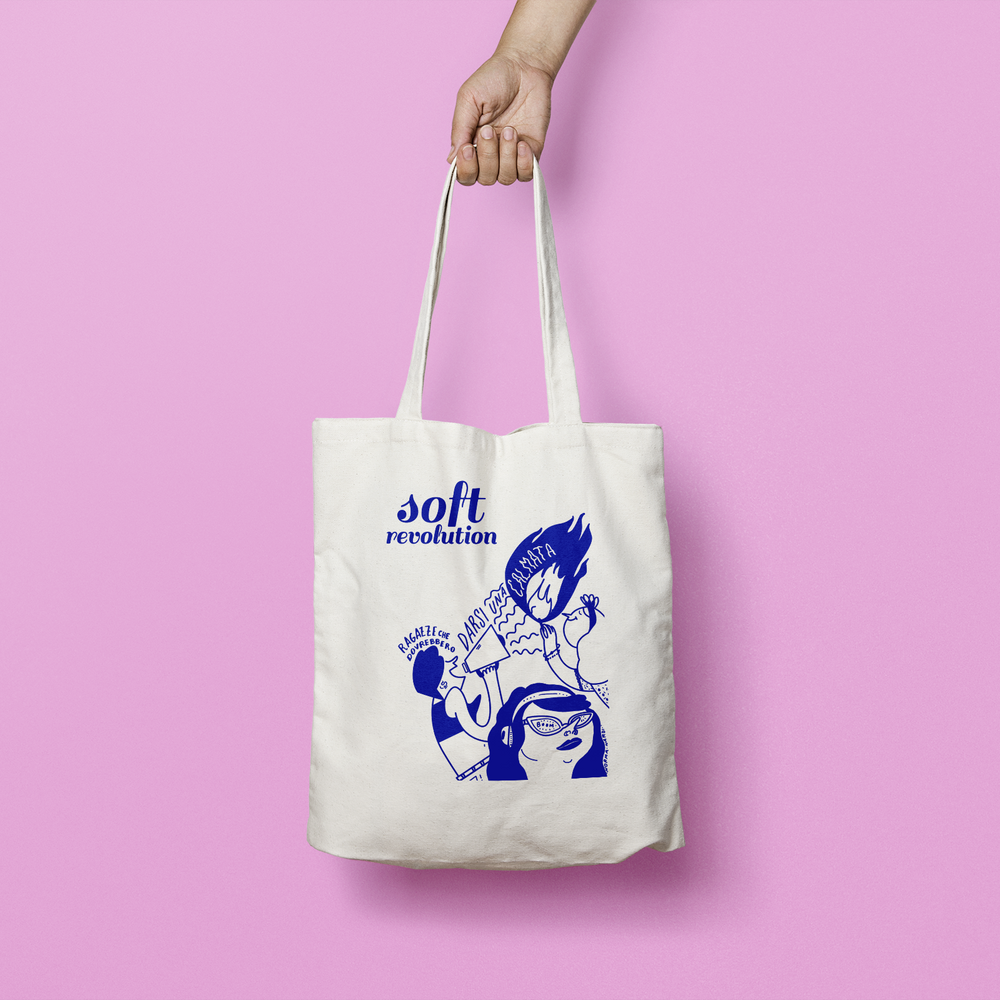 softrevmag's tweet photo. Dopo sette gloriosi anni di attività il progetto Soft Revolution sta giungendo alla sua fine (naturale). Sul filo del rasoio lanciamo un merch "dei saluti", in collaborazione con la prode Norma Nardi. Lo trovate qui: https://t.co/3eyOksIp3N (con qualche vecchia fanza!) https://t.co/j7a7e4RVJN