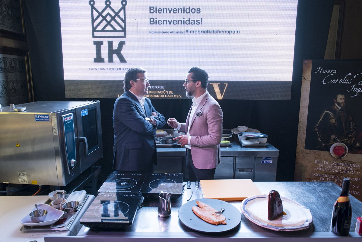 Junta_Ex's tweet photo. El #Congreso @IKitchenSpain 🥘 es un encuentro de profesionales gastronómicos, capitaneado por @QiqeDacosta, que analizarán, reinterpretarán y harán visible la cocina de la época de Carlos V  👨‍🍳👩‍🍳 #JarandillaDeLavera #ImperialKitchenSpain https://t.co/46Li02F5w3