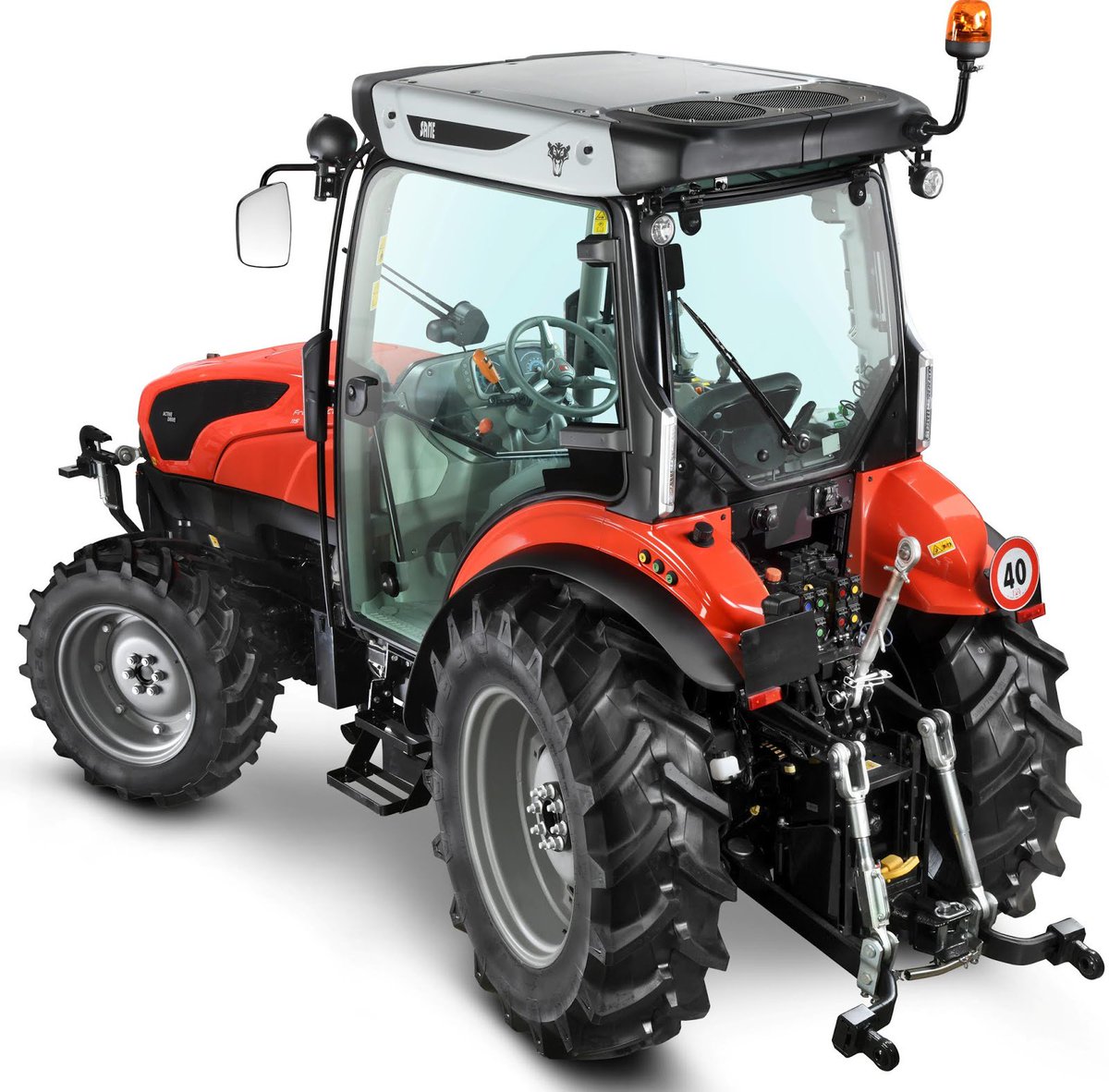 Heliocatmo's tweet photo. A ver si me explico... ¿Un tractor con suspensión independiente,  transmisión CVT, Centro Cerrado (CCLS), plataforma plana...? Y ahora... ¡con dirección a las 4 ruedas!... ¿Eso existe? pues existe y aquí está:  https://t.co/rX7ZLbzr39  Se trata del #SAMEFrutteto https://t.co/VB4Wyeirpo