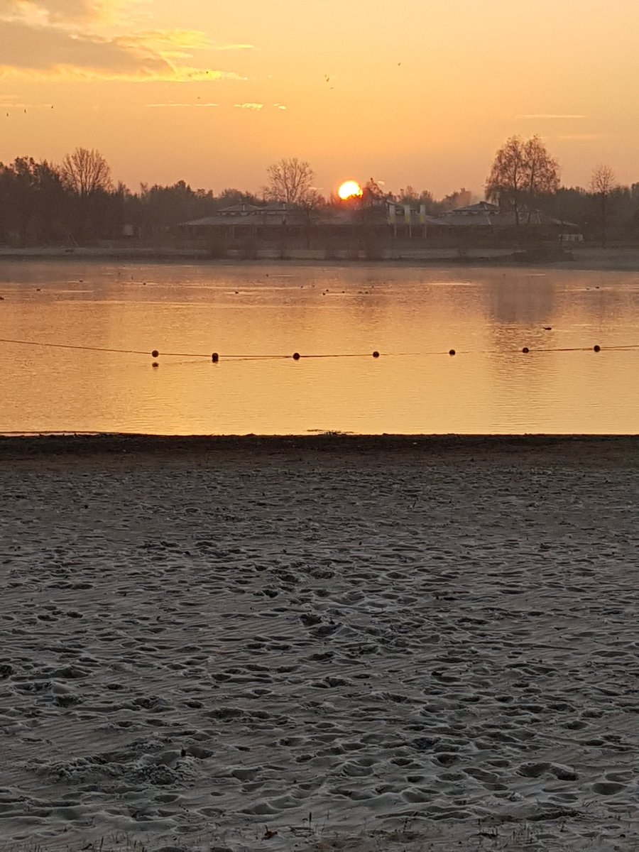 cairnwizzy's tweet photo. Goedemorgen vanaf @landalnl #stroombroek hier doen ze niet aan #BlackFriday maar aan zonsopgangen 😍😍 https://t.co/9nftOW2HAl