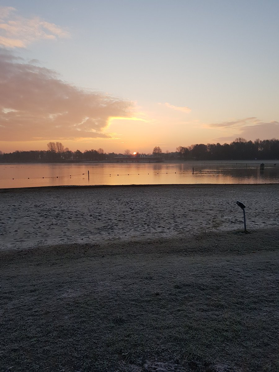 cairnwizzy's tweet photo. Goedemorgen vanaf @landalnl #stroombroek hier doen ze niet aan #BlackFriday maar aan zonsopgangen 😍😍 https://t.co/9nftOW2HAl