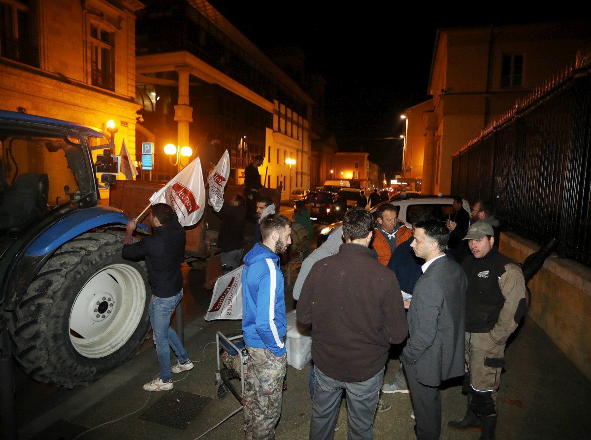 En images. Landes : les Jeunes agriculteurs montent un mur devant la préfecture sudouest.fr/2018/11/23/en-…
