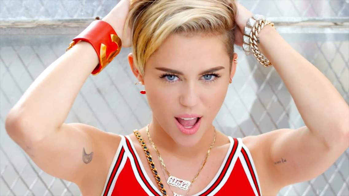 Miley Cyrus (Miley Ray Cyrus / Destiny Hope Cyrus)
Birth 1992.11.23 Happy Birthday
 